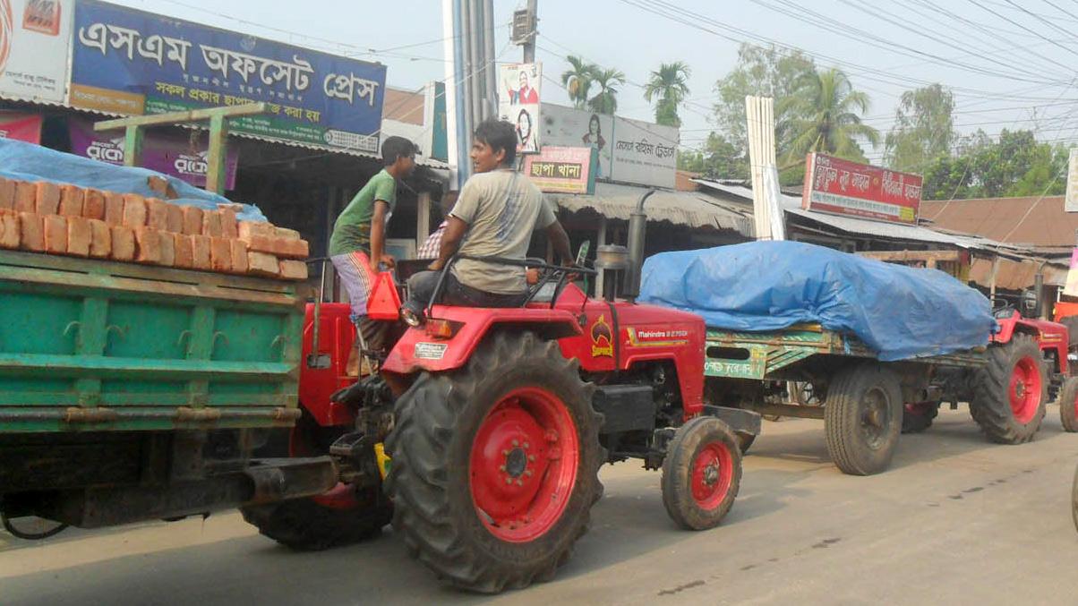 পঞ্চগড় শহরে দাপিয়ে বেড়াচ্ছে ট্রাক্টর