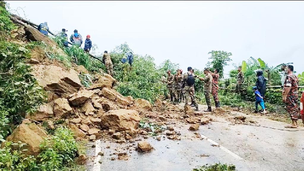 মহালছড়ি-সিন্দুকছড়ি সড়কে পাহাড়ধস, যান চলাচল বন্ধ