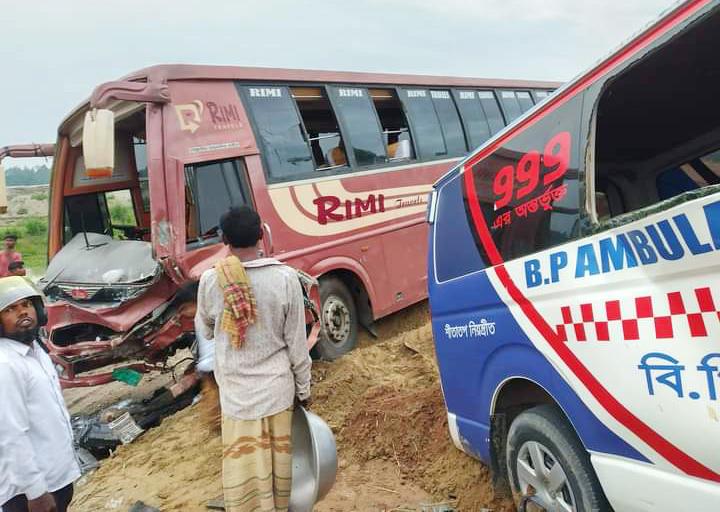 সিরাজগঞ্জে যাত্রীবাহী বাস-অ্যাম্বুলেন্সের সংঘর্ষে নিহত ৩