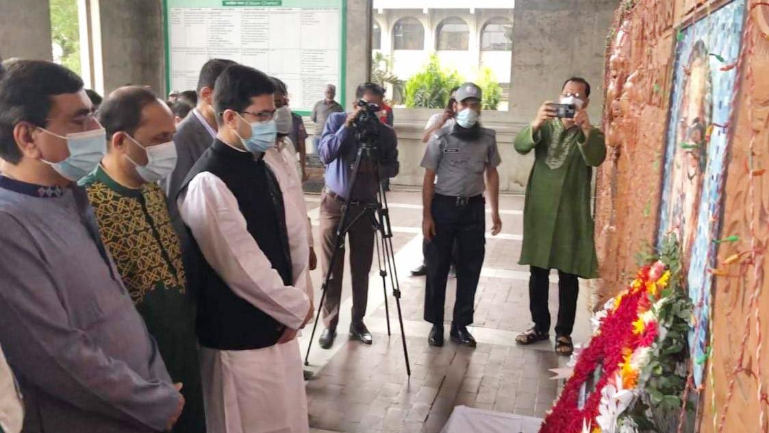 জাতির পিতার প্রতিকৃতিতে মেয়র তাপসের শ্রদ্ধাঞ্জলি