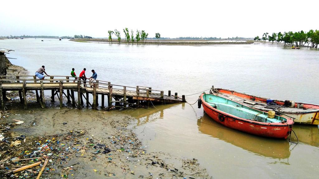 আড়াই বছরেও হয়নি জেটি নির্মাণ, দুর্ভোগ