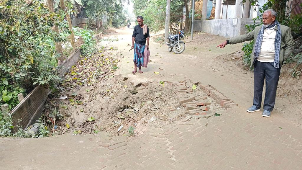 বৃষ্টিতে সড়কে ধস, দুর্ভোগে ৫ গ্রামের মানুষ