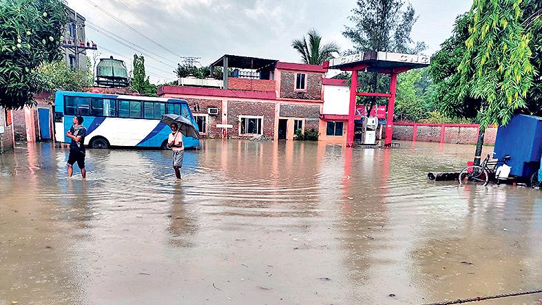 বৃষ্টিতে মহাসড়কে হাঁটুপানি