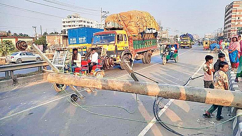 মহাসড়কে ভেঙে পড়ল বিদ্যুতের খুঁটি