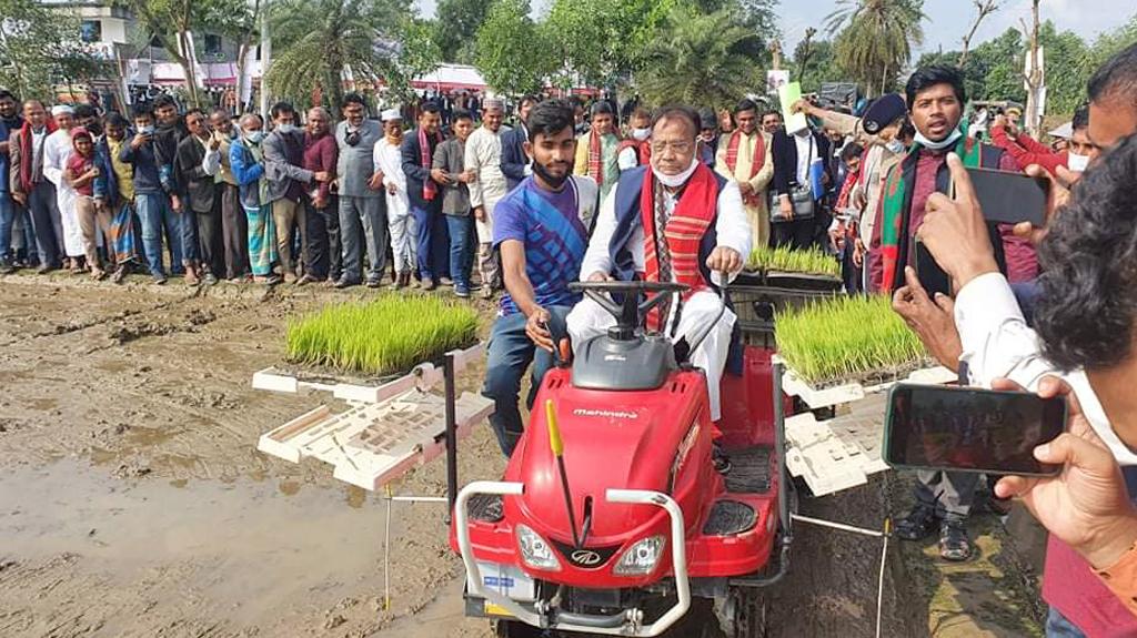 যন্ত্রের সাহায্যে বোরো ধানের চারা রোপণ উদ্বোধন