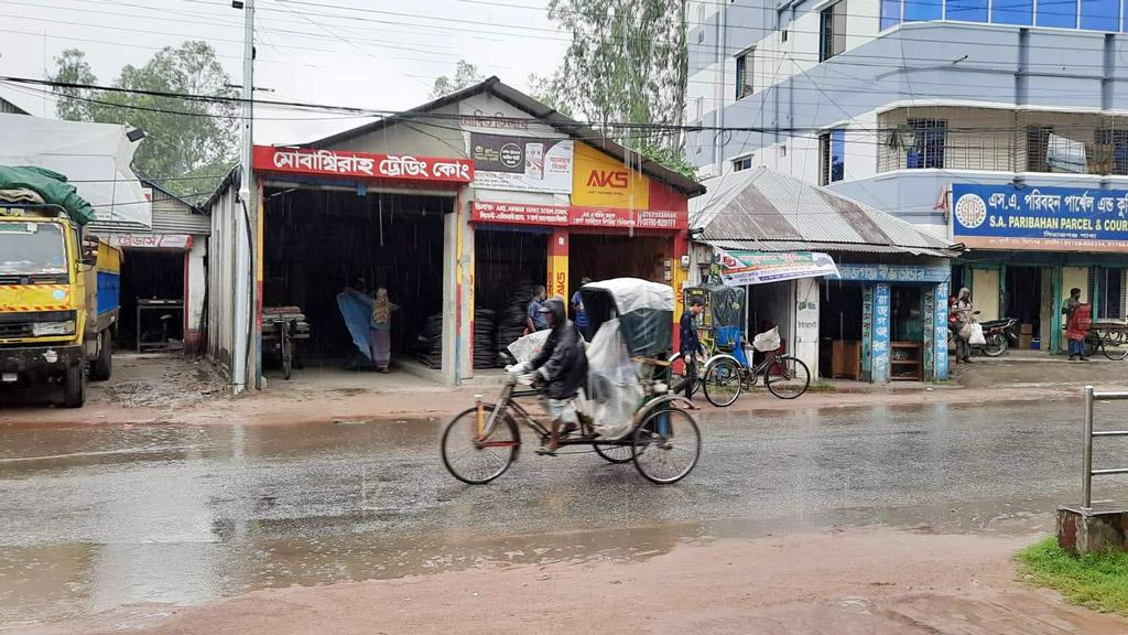 ঘূর্ণিঝড়ের প্রভাবে বৃষ্টিবিপাকে গরিব মানুষ