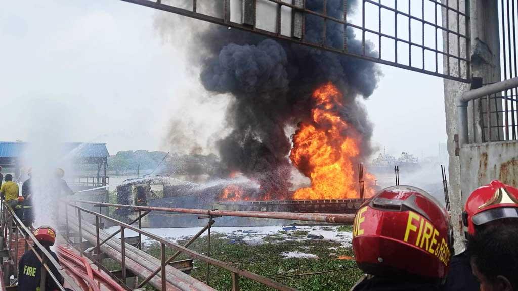 নারায়ণগঞ্জে তেলবাহী জাহাজে আগুন, নিয়ন্ত্রণে ফায়ার সার্ভিসের ৮ ইউনিট