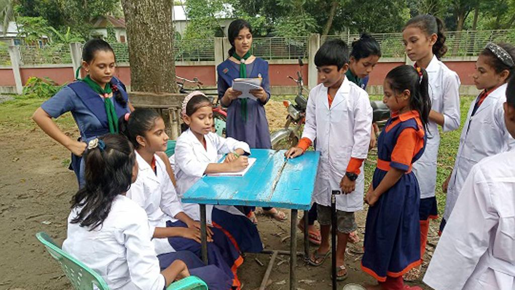 গফরগাঁওয়ে বিদ্যালয়ে ‘খুদে ডাক্তার’ দলের চোখে সেবার স্বপ্ন