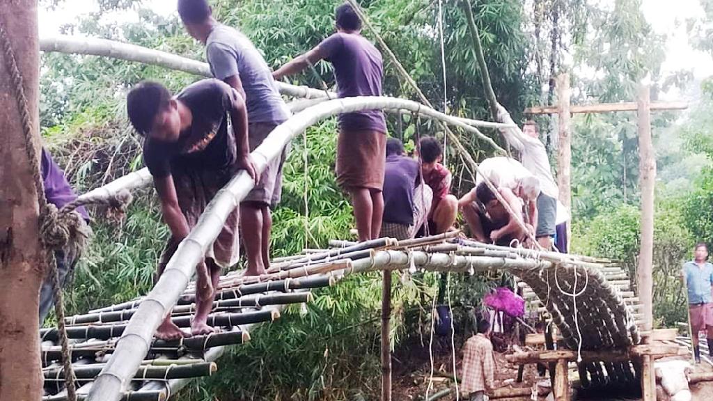 কাপ্তাইয়ে স্বেচ্ছাশ্রমে বাঁশের সাঁকো তৈরি করলেন এলাকাবাসী