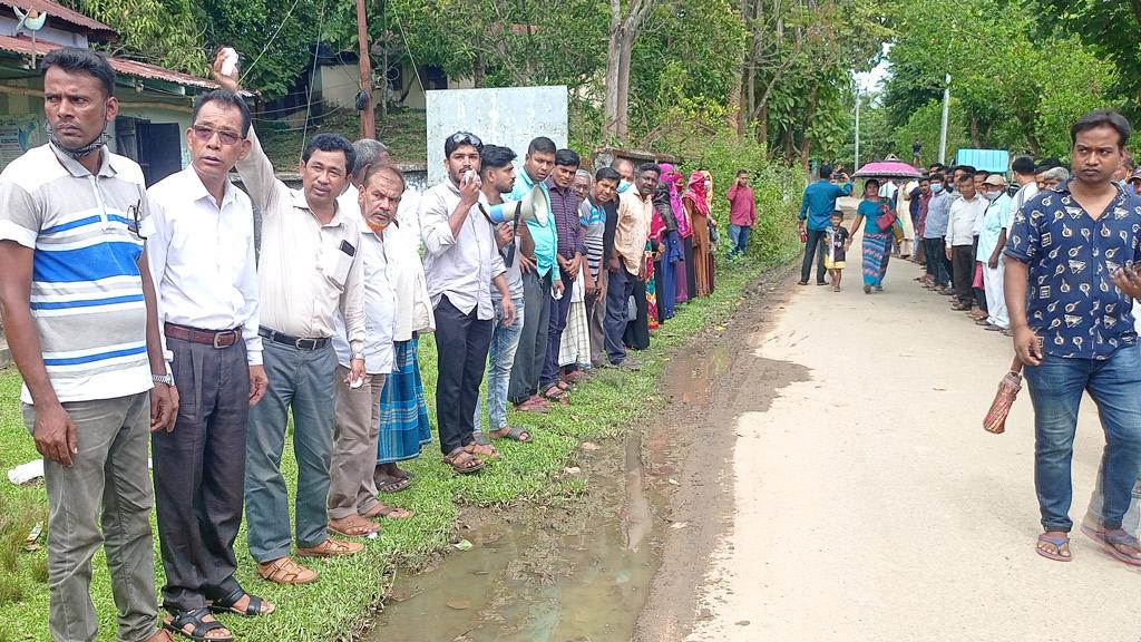 দলীয় প্রার্থী বদলের দাবিতে মানববন্ধন