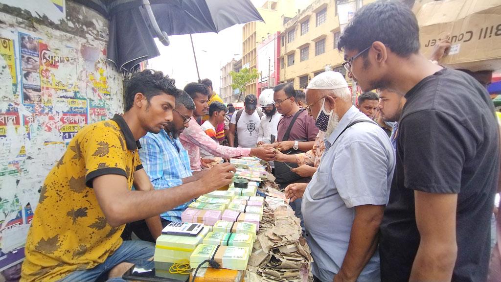 শেষ মুহূর্তে নতুন টাকার দোকানে ভিড়