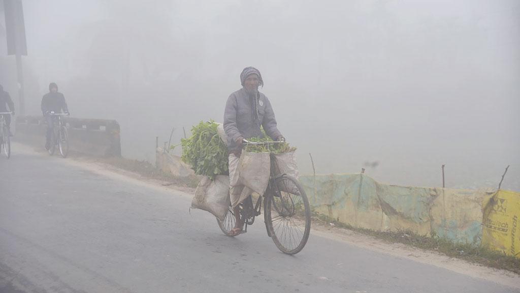 মাঘের শীতে কাঁপছে মানুষ