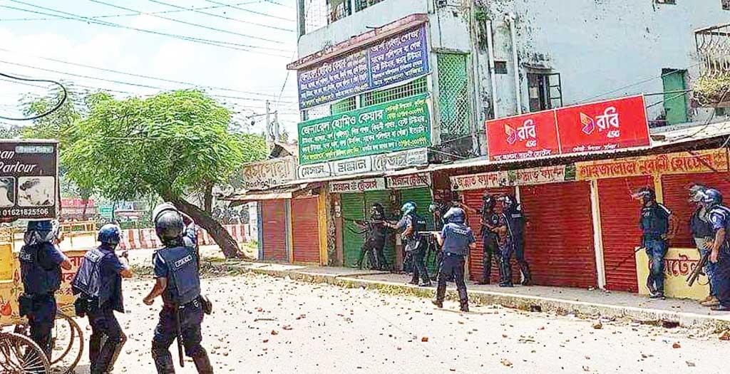 কুমিল্লায় পুলিশের সঙ্গে সংঘর্ষে বেশ কয়েকজন শিক্ষার্থী আহত 