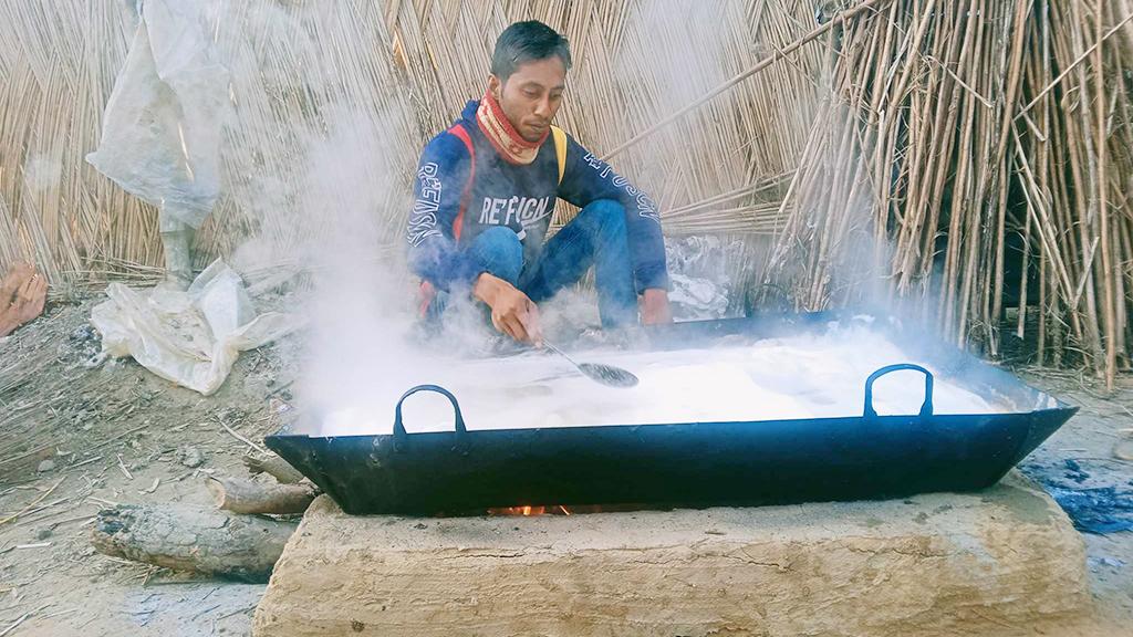 খেজুরের গুড় তৈরিতে ব্যস্ত গাছি, দাম পাচ্ছেন ভালো