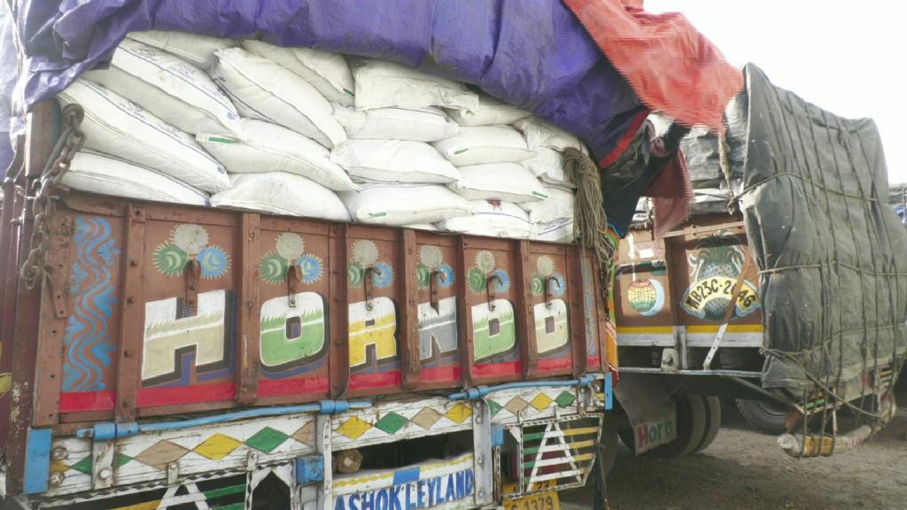 ১৫ দিন ধরে বেনাপোলে পড়ে আছে ৪২টি চিনির ট্রাক