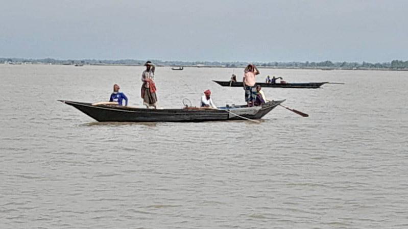 প্রশাসনের লোক দেখলে পালিয়ে যান জেলেরা