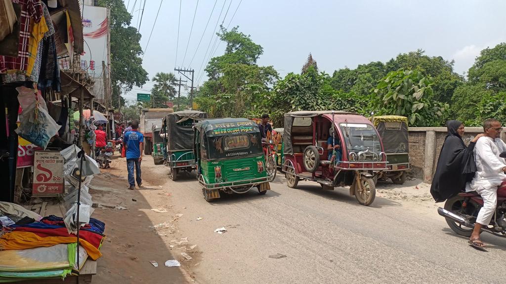 অবৈধ স্ট্যান্ডে দুপাশই দখল