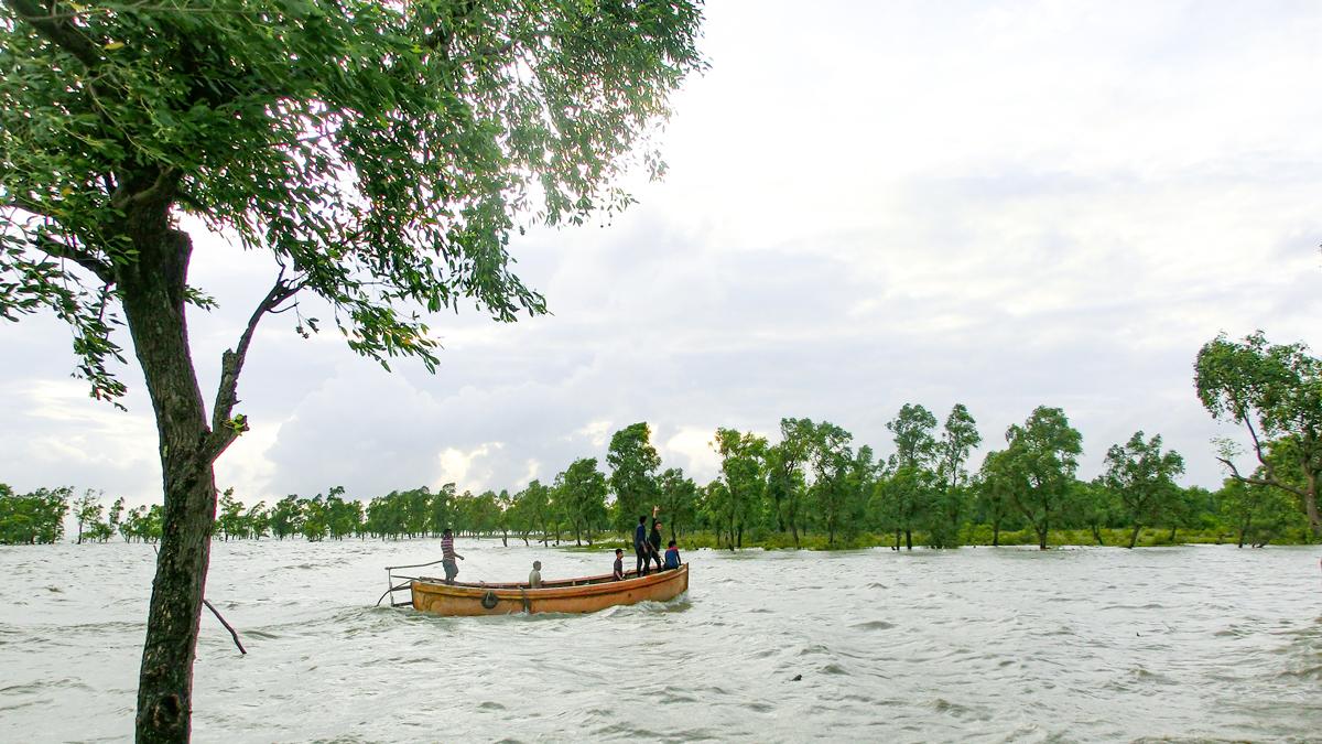 বেলা কাটে সৈকতে