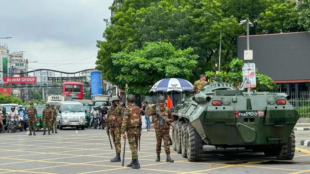 সন্ধ্যা ৬টা থেকে সারা দেশে অনির্দিষ্টকালের জন্য কারফিউ জারি 