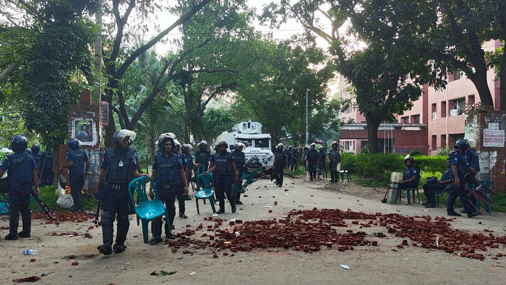 জাহাঙ্গীরনগর বিশ্ববিদ্যালয়ে পুলিশ-শিক্ষার্থী সংঘর্ষে সাংবাদিকসহ অর্ধশতাধিক আহত