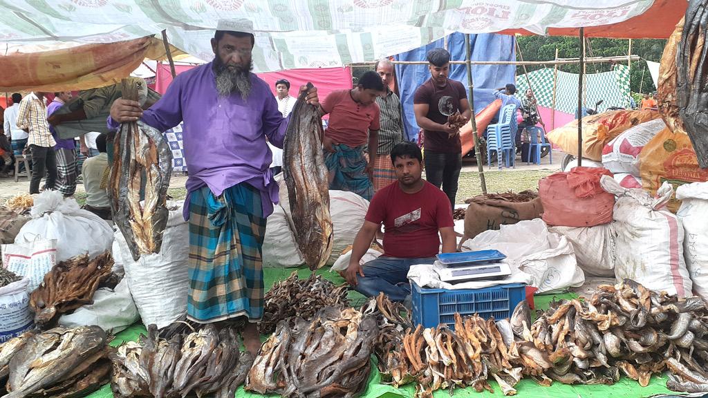 নাসিরনগরের মেলায় শুঁটকি কেনা যায় ধান-চালেও