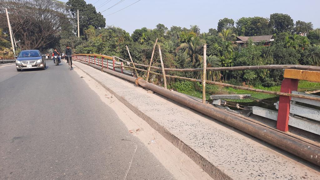 সেতুতে বাঁশের রেলিং  ঝুঁকি নিয়ে চলাচল