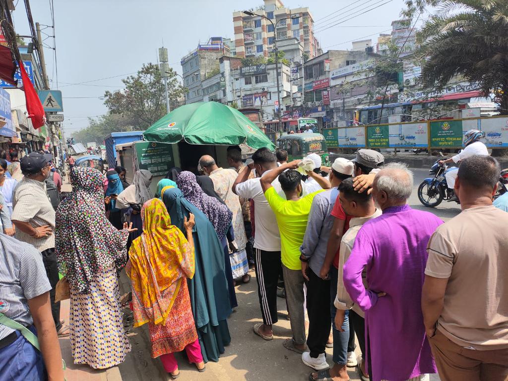 পণ্যের গাড়ি পৌঁছাতে দেরি, ফিরতে হচ্ছে খালি হাতেও