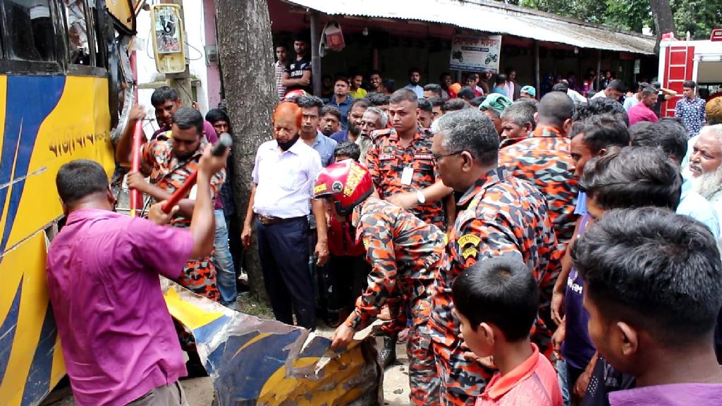 কলারোয়ায় বাস ও মিনি পিকআপের মুখোমুখি সংঘর্ষ, আহত ২২ 