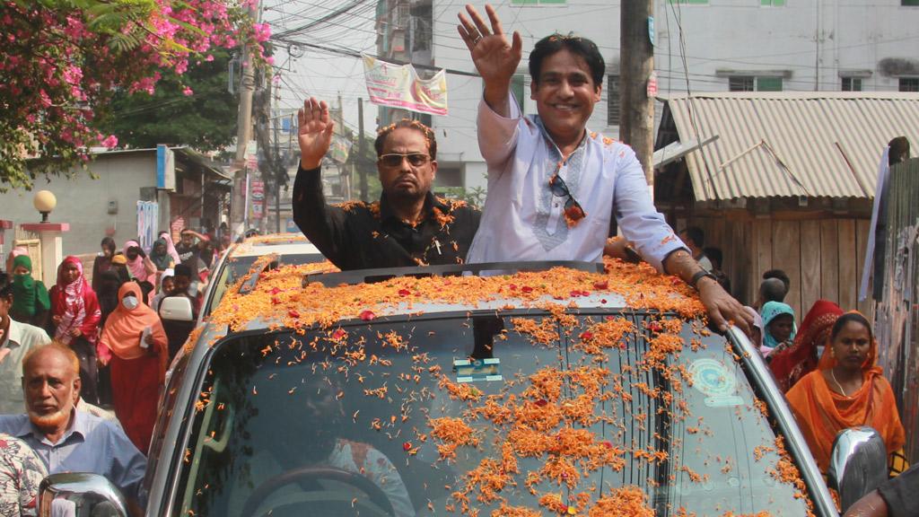 বরিশালে আচরণবিধি লঙ্ঘনের হিড়িক: ব্যান্ড পার্টি বাজিয়ে জি এম কাদেরকে বরণ