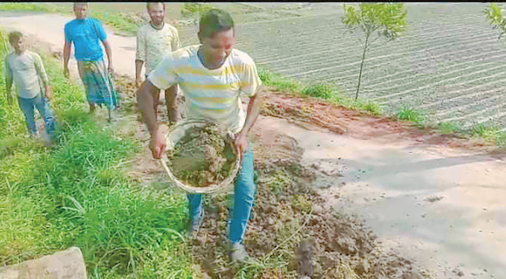 স্বেচ্ছাশ্রমে ভাঙা রাস্তা মেরামত