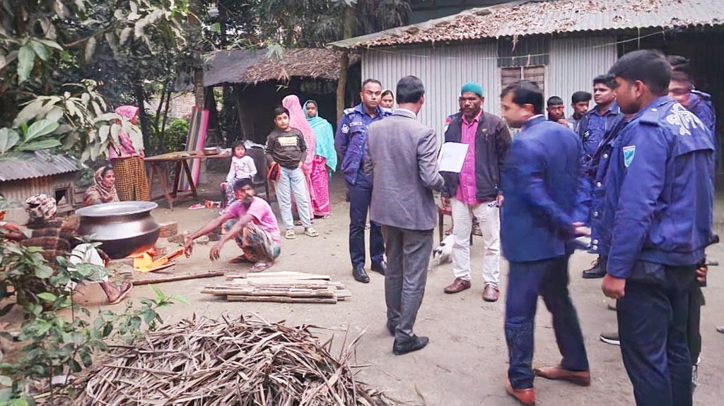 মমতাজের পথসভার খিচুড়ি গেল শিশু পরিবারে, কর্মীকে জরিমানা