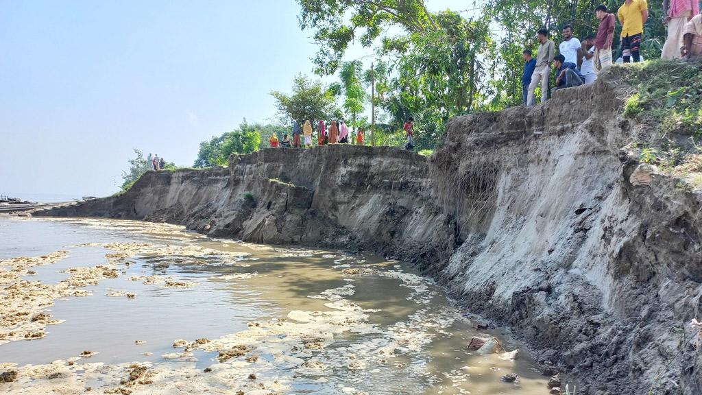 ‘বাবারে নদী আমার সব শ্যাষ কাইরা নিছে’