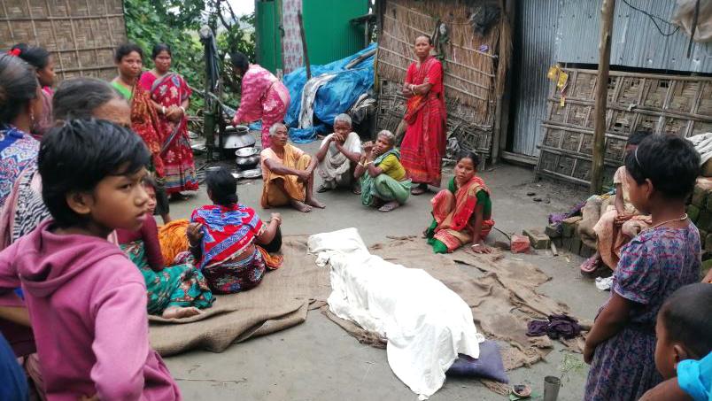 গরু বাঁচাতে গিয়ে বিদ্যুতায়িত হয়ে দম্পতির মৃত্যু