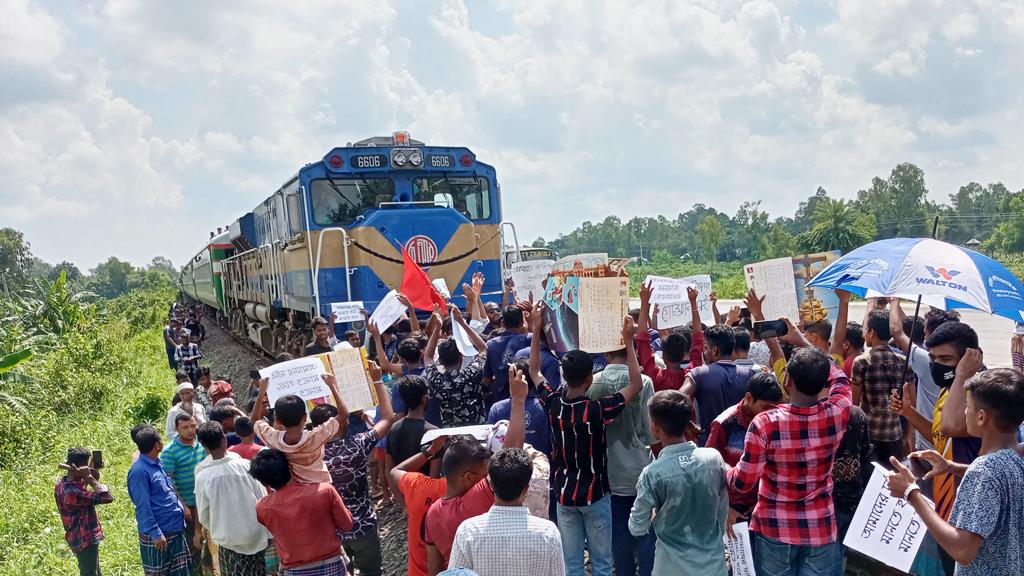 রেলগেটের দাবিতে ট্রেন থামিয়ে বিক্ষোভ