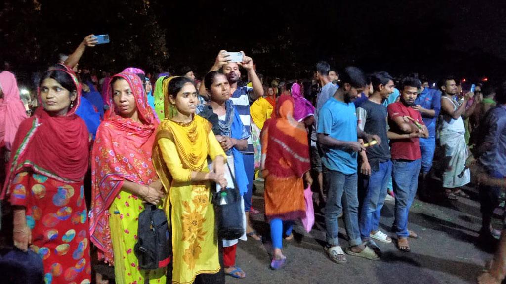 শ্রীপুরে বেতন-ভাতার দাবিতে মহাসড়ক অবরোধ করে দুটি কারখানার শ্রমিকদের বিক্ষোভ