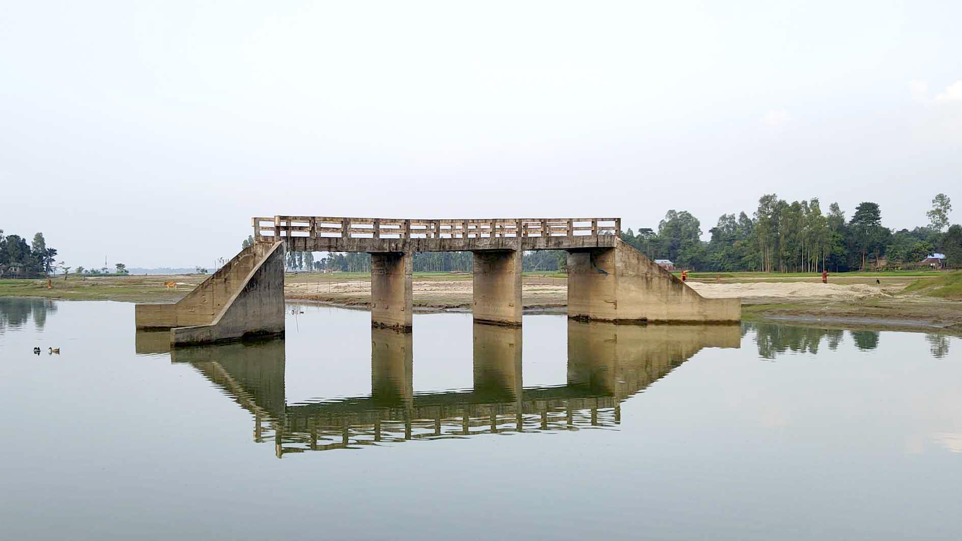 এক সড়কের আধা কিলো ব্যবধানে ২ বিচ্ছিন্ন সেতু