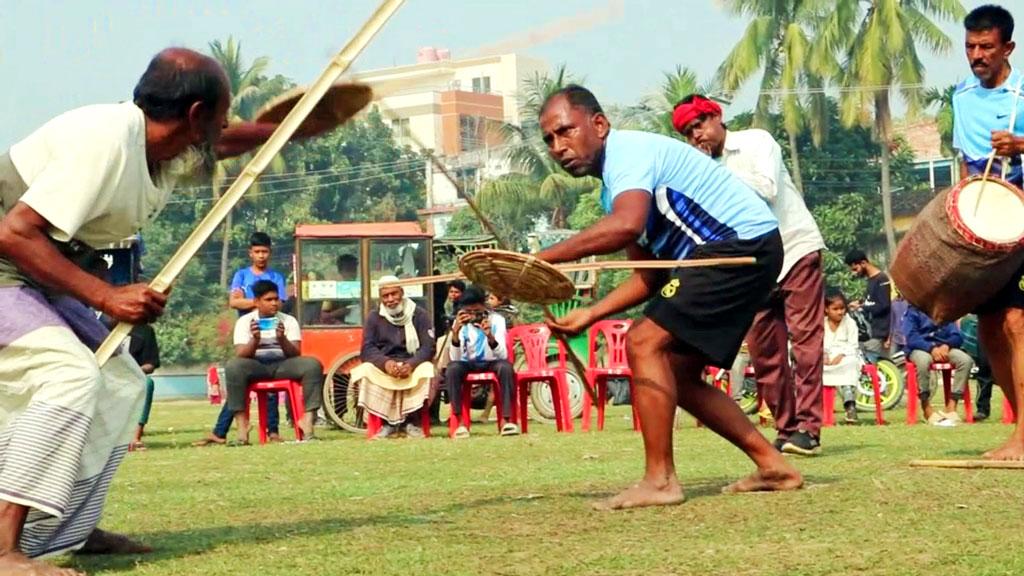 ঢাক-ঢোল আর কাঁসার ঘণ্টায় নওগাঁয় ঐতিহ্যবাহী লাঠিখেলা 