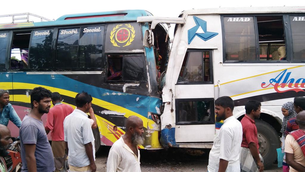 যাত্রীবাহী দুই বাসের মুখোমুখি সংঘর্ষে নিহত এক, শিক্ষার্থীসহ আহত অর্ধ-শতাধিক