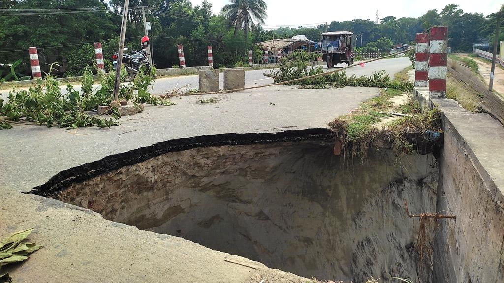 সড়কে বিরাট গর্ত ঝুঁকি নিয়ে চলাচল