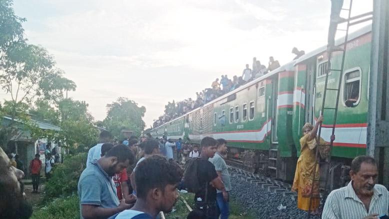 জয়পুরহাটে ট্রেন লাইনচ্যুত, সারা দেশের সঙ্গে যোগাযোগ বিচ্ছিন্ন