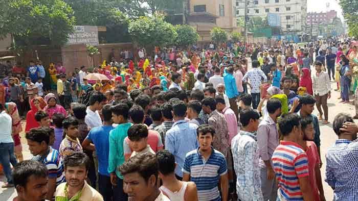 টঙ্গীতে পোশাককর্মীদের বিক্ষোভ, কারখানা পরিচালককে মারধর