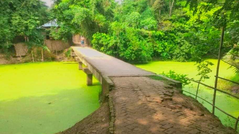 সেতুতে ফাটল, নেই রেলিং