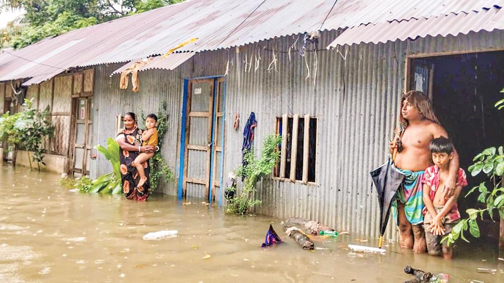 ভারী বৃষ্টিতে ফের বন্যা, ভোগান্তি