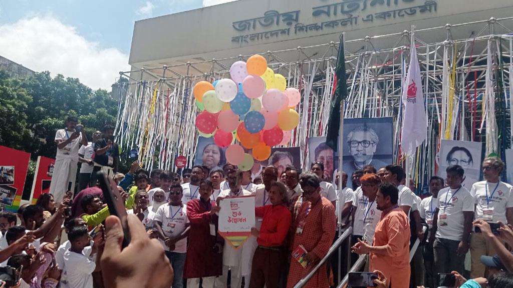 গ্রাম থিয়েটারের ৪০ বছর: সাংস্কৃতিক আবহে উৎসবমুখর ছিল ছুটির দিন