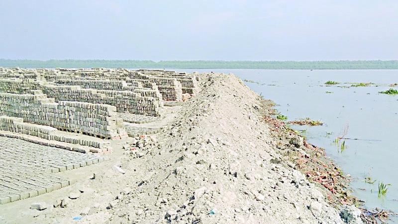 দখল, দূষণে ‘বিষে নীল’ বিষখালী