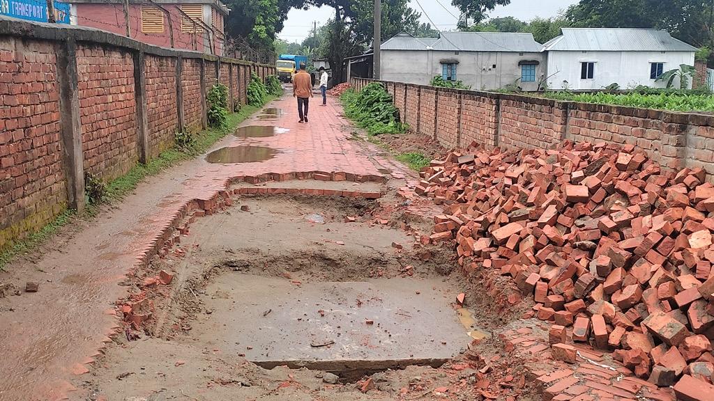 রাস্তা খুঁড়ে পাইপলাইন হাঁটা ছাড়া গতি নেই