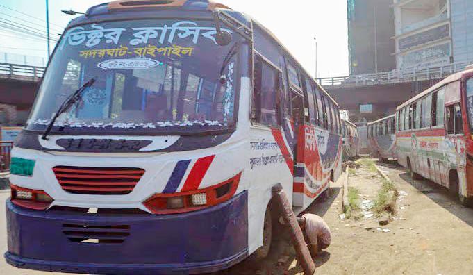 বেপরোয়া বাস ফুটপাতে উঠে আইনজীবীর প্রাণ কেড়ে নিল