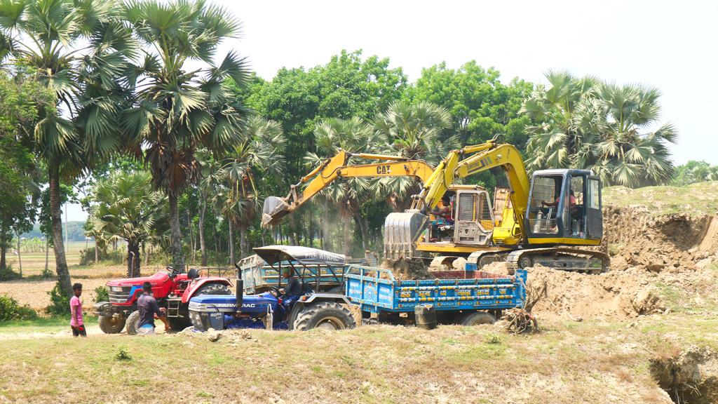 খালপাড়ের মাটি বিক্রি