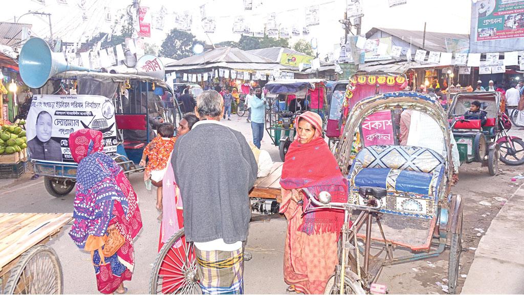 ব্যবসায়ীদের দখলে সড়ক যানজটে নাকাল মানুষ