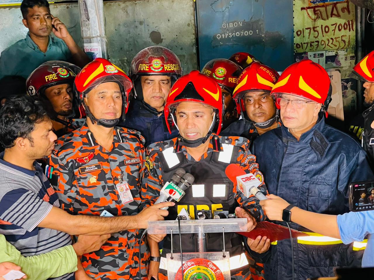 তেজকুনিপাড়ার বস্তির আগুন নিয়ন্ত্রণে, পুড়েছে অর্ধশতাধিক ঘর 